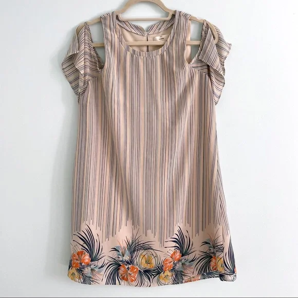 Entro Dress with Vintage Vibe Open Shoulder and Island Floral Detail at the Hem - Picture 2 of 10